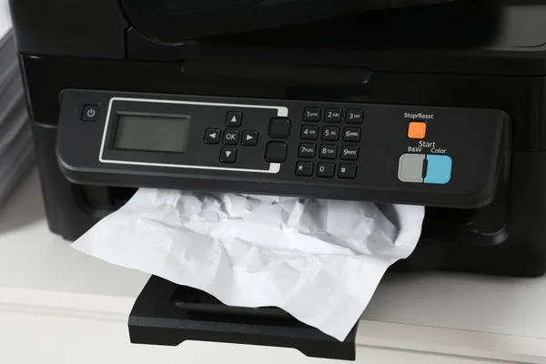 Imprimante Moderne Avec Feuille Papier Froissée Sur Table Blanche Gros — Photo