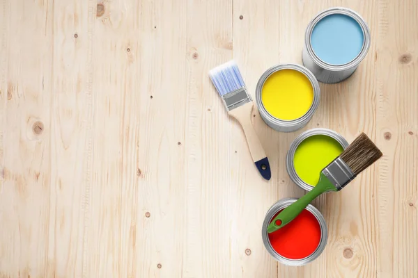 Dosen Mit Verschiedenen Farben Und Pinseln Auf Holztisch Flach Gelegt — Stockfoto