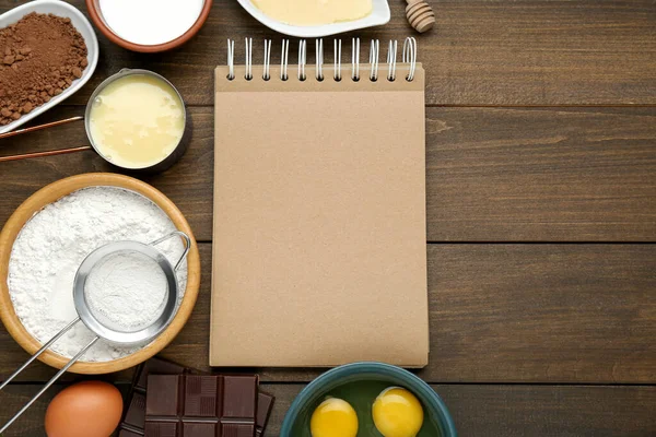 Λευκό Βιβλίο Συνταγών Και Διαφορετικά Συστατικά Ξύλινο Τραπέζι Επίπεδη Lay — Φωτογραφία Αρχείου