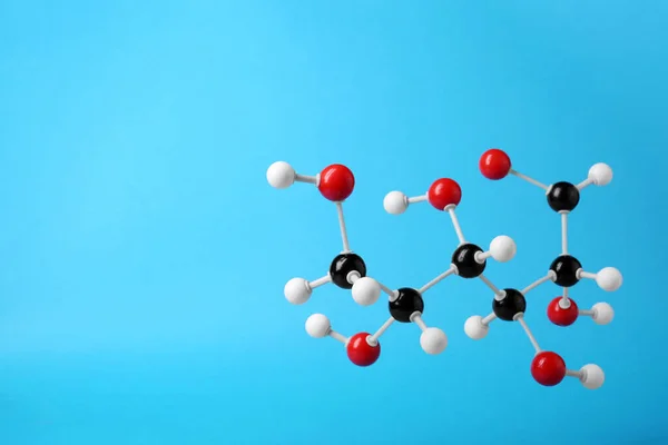 Açık Mavi Arkaplanda Glikoz Molekülü Metin Için Boşluk Kimyasal Model — Stok fotoğraf