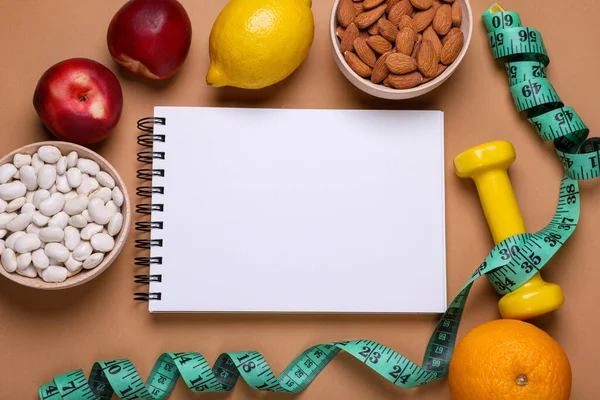 测量带子 笔记本 淡褐色背景的新鲜水果和杏仁 低血糖指数饮食 — 图库照片