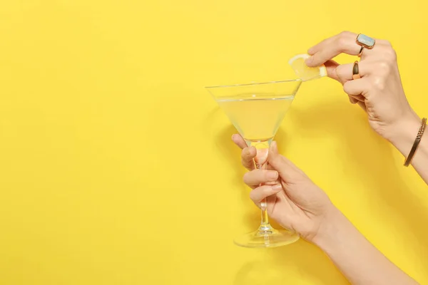 Žena Přidává Citrónový Plátek Martini Sklenice Osvěžujícího Koktejlu Žlutém Pozadí — Stock fotografie