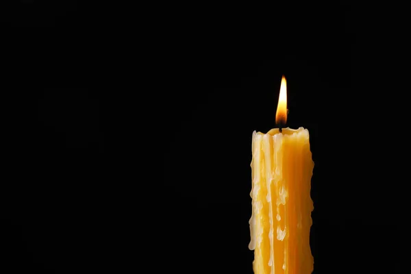 在黑色背景上点燃教堂蜡蜡烛 案文的篇幅 — 图库照片