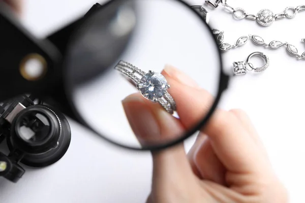 Juwelier Onderzoek Diamanten Ring Met Vergrootglas Aan Witte Tafel Close — Stockfoto