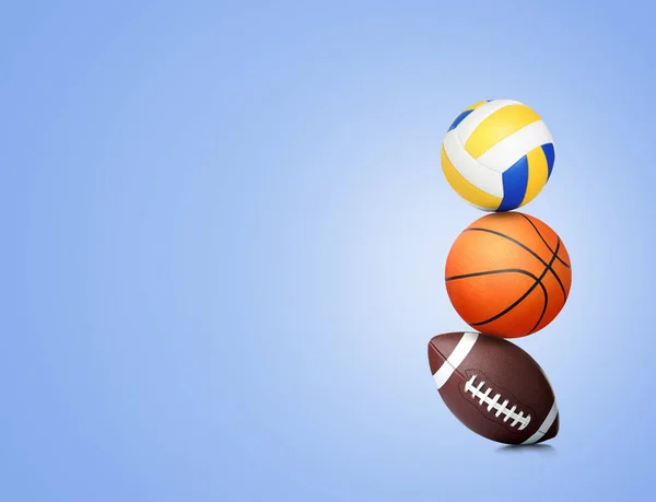 Stapel Van Verschillende Sport Ballen Lichtblauwe Achtergrond Ruimte Voor Tekst — Stockfoto