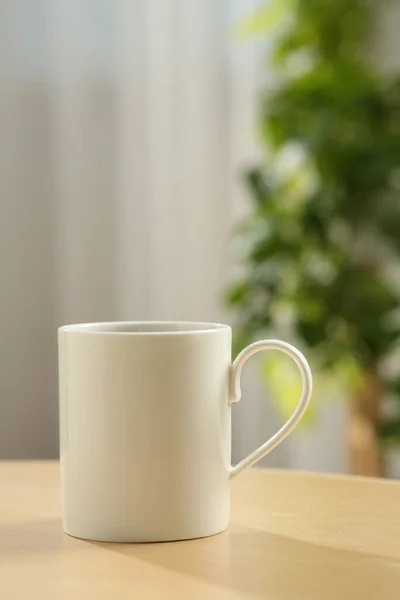 木制桌子上的白色杯子在室内 用于设计的模型 — 图库照片