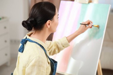 Şövalede resim yapan kadın. Hobi zamanı.