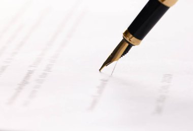 Dolma kalemle belgeye yazılıyor, yakın plan. Noter sözleşmesi