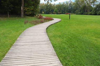 Yolları ve yeşil çimenleri olan güzel bir şehir parkı