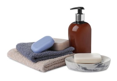 Beyaz arka planda sabun çubukları, şeker kutusu ve havlu.