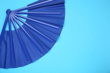 Açık mavi arka planda parlak renkli yelpaze, üst manzara. Metin için boşluk