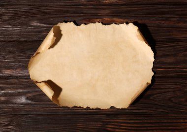 Ahşap masa üzerinde eski parşömen kağıtları, üst görünüm