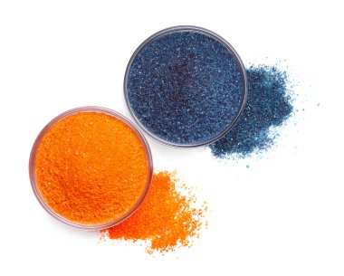 Turuncu ve mavi gıda boyalı cam kaseler beyaza izole edilmiş, üst manzara.