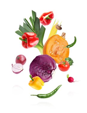 Beyaz arka plana düşen bir sürü taze sebze.