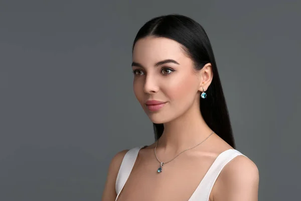 Mooie Jonge Vrouw Met Elegante Sieraden Donkergrijze Achtergrond — Stockfoto