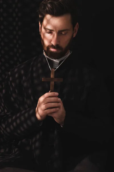 Katolicki Ksiądz Sutannie Trzymający Krzyż Modlący Się Boga Spowiedzi — Zdjęcie stockowe
