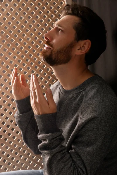Hombre Orando Dios Durante Confesión Cabina — Foto de Stock