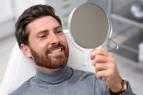 Homem Olhando Para Seus Novos Implantes Dentários Espelho Dentro Casa — Fotografia de Stock