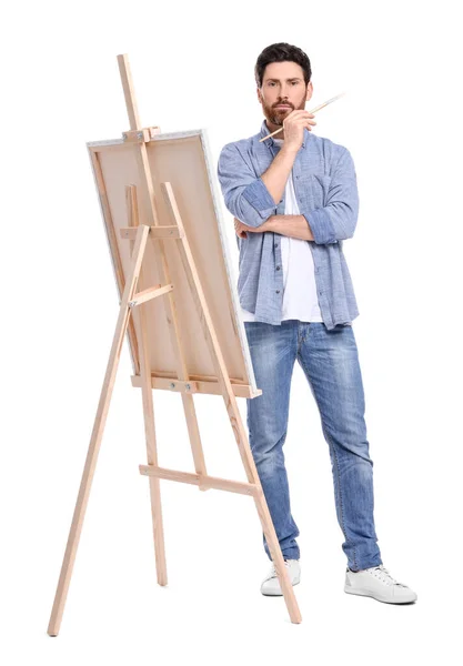 Malowanie Człowieka Pędzlem Białym Tle Używając Sztalugi Trzymania Płótna — Zdjęcie stockowe