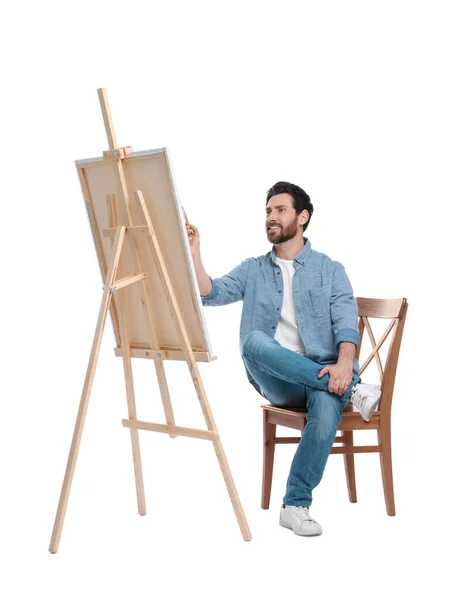 Szczęśliwy Człowiek Malowanie Pędzlem Białym Tle Używając Sztalugi Trzymania Płótna — Zdjęcie stockowe