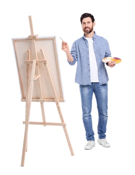 Vrolijke Man Schilderen Met Borstel Tegen Witte Achtergrond Ezel Gebruiken — Stockfoto