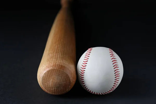 Деревянная Бейсбольная Бита Мяч Черном Фоне Крупный План Спортивное Оборудование — стоковое фото