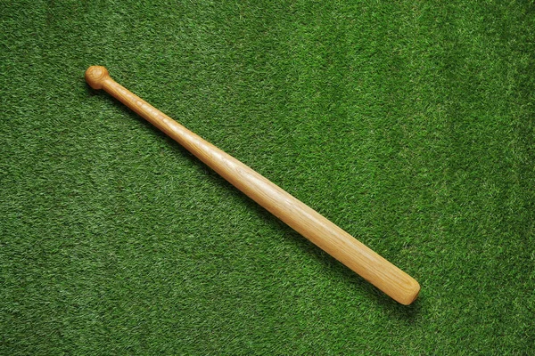 Dřevěná Baseballová Pálka Zelené Trávě Výhled Shora Sportovní Vybavení — Stock fotografie