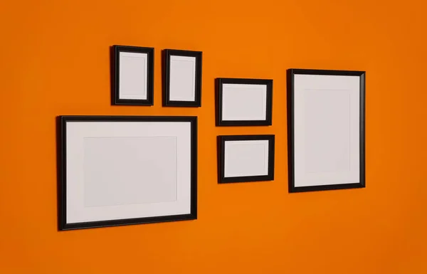 오렌지 벽에는 안경테가 있습니다 설계를 — 스톡 사진