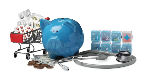 Domuz Kumbarası Steteskop Haplar Para Beyaz Arka Planda Sağlık Sigortası — Stok fotoğraf