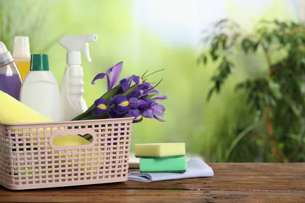 Spring Cleaning Plastic Basket Detergents Supplies Beautiful Flowers Wooden Table — Fotografia de Stock