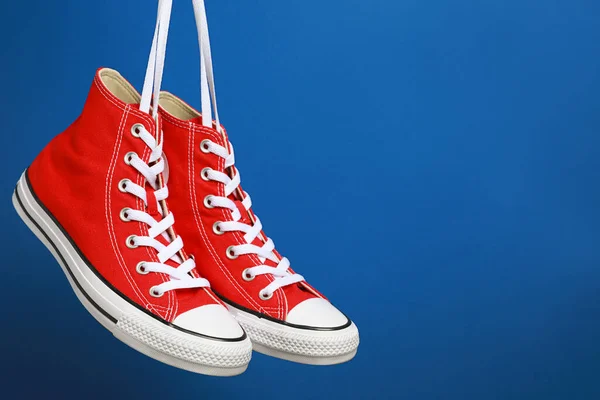 Par Nuevas Zapatillas Rojas Con Estilo Que Cuelgan Cordones Sobre —  Fotos de Stock