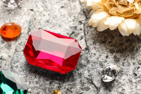 Taş Yüzeydeki Mücevherler Için Farklı Güzel Taşlar Yakın Plan — Stok fotoğraf