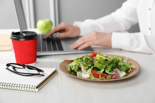 Beyaz Ahşap Masada Dizüstü Bilgisayarla Çalışan Bir Ofis Çalışanı Sebze — Stok fotoğraf