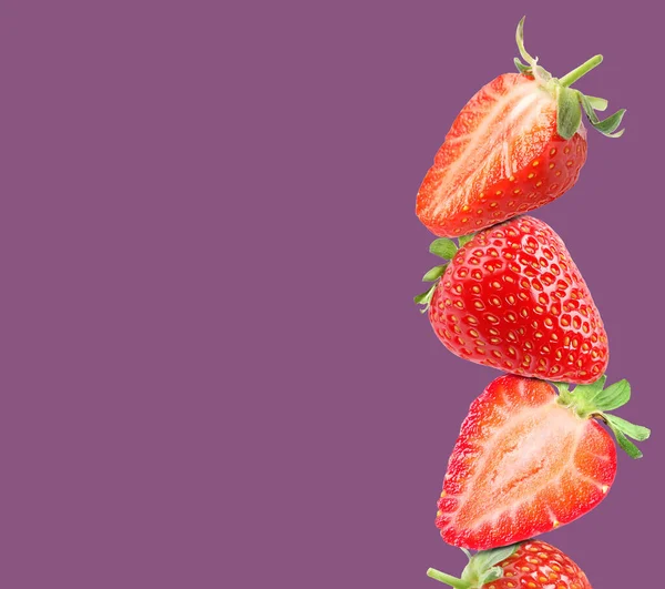 Montón Fresas Frescas Sobre Fondo Púrpura Pálido Espacio Para Texto — Foto de Stock