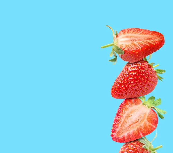 Stapel Frischer Erdbeeren Auf Hellblauem Hintergrund Platz Für Text — Stockfoto