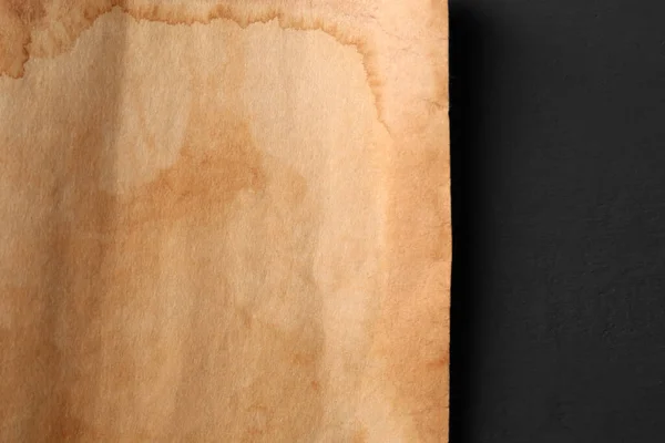 Siyah Ahşap Masa Üzerindeki Eski Parşömen Kağıdı Üst Manzara Metin — Stok fotoğraf