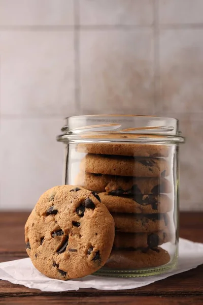 Glazen Pot Met Heerlijke Chocolade Chip Cookies Houten Tafel — Stockfoto
