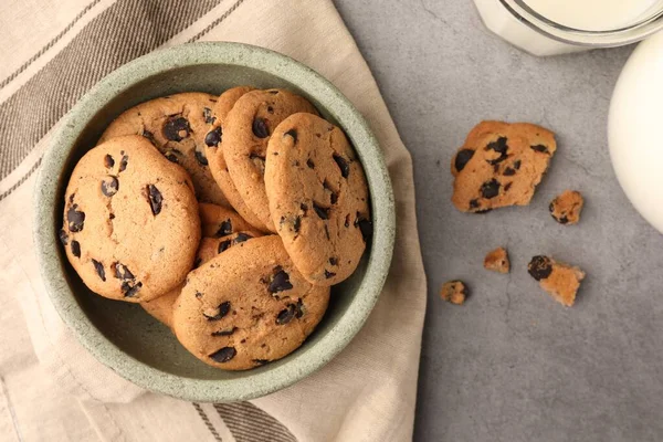 Delicious Chocolate Chip Cookies Milk Grey Table Flat Lay — Stock Photo, Image