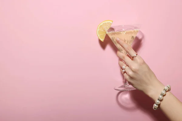 Žena Držící Martini Sklenici Osvěžujícího Koktejlu Citrónem Plátkem Růžovém Pozadí — Stock fotografie