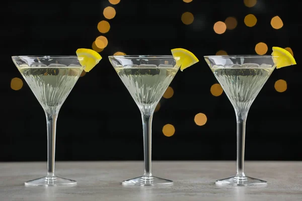 Martini Gläser Mit Erfrischenden Cocktails Mit Zitronenscheiben Auf Hellgrauem Tisch — Stockfoto