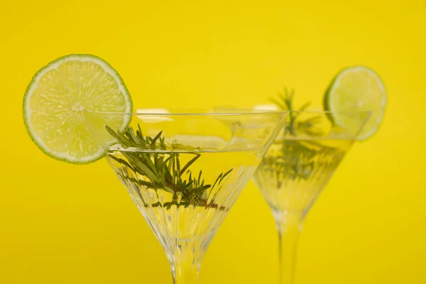 Martini Glas Uppfriskande Cocktail Med Citronskivor Och Rosmarin Gul Bakgrund — Stockfoto
