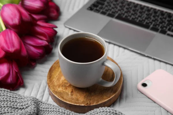 Mooie Tulpen Kopje Koffie Laptop Smartphone Trui Lichtgrijze Deken Close — Stockfoto