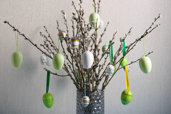 Schöne Weidenzweige Mit Bemalten Eiern Der Vase Auf Hellgrauem Hintergrund — Stockfoto