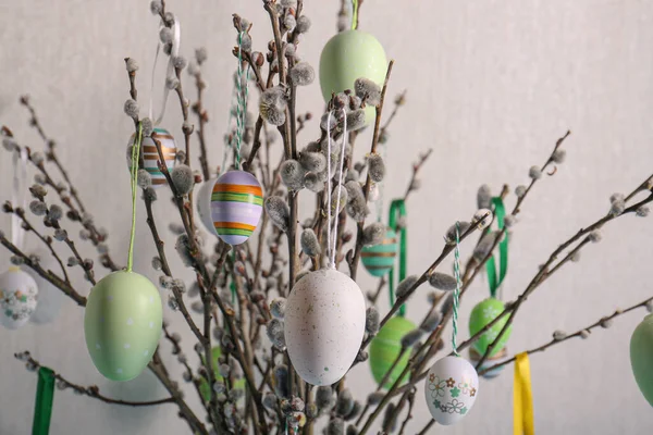 Schöne Weidenzweige Mit Bemalten Eiern Auf Hellgrauem Hintergrund Nahaufnahme Osterdekoration — Stockfoto