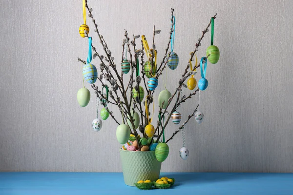 Belles Branches Saule Avec Œufs Peints Pot Sur Table Bleu — Photo