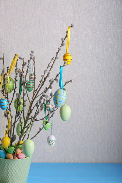 Schöne Weidenzweige Mit Bemalten Eiern Topf Auf Hellblauem Tisch Platz — Stockfoto