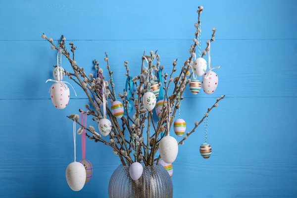 Schöne Weidenzweige Mit Bemalten Eiern Der Vase Auf Hellblauem Holzgrund — Stockfoto