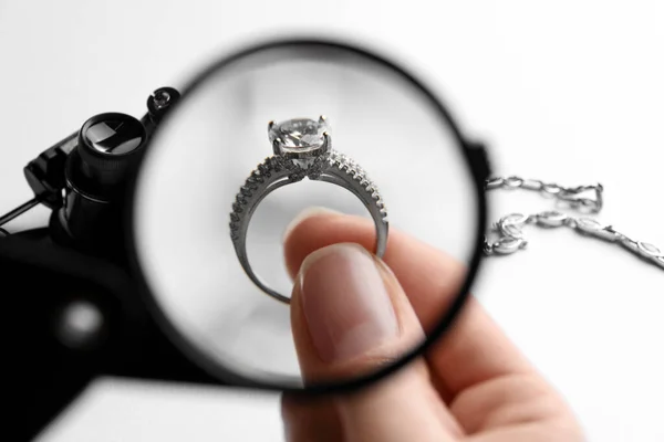 Κοσμηματοπώλης Εξέταση Διαμαντένιο Δαχτυλίδι Μεγεθυντικό Φακό Λευκό Τραπέζι Closeup — Φωτογραφία Αρχείου