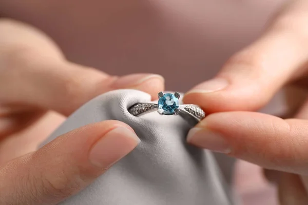 Smycken Rengöring Topaz Ring Med Mikrofiberduk Närbild — Stockfoto
