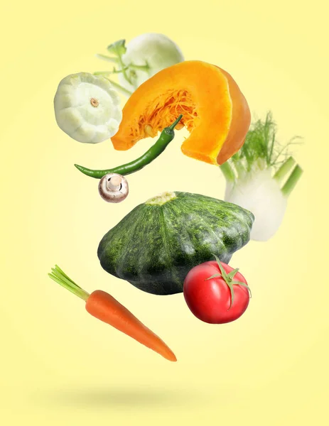 Muchas Verduras Frescas Diferentes Que Caen Sobre Fondo Amarillo Claro — Foto de Stock